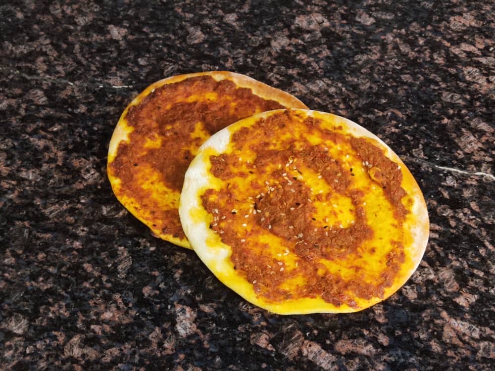 مناقيش محمرة