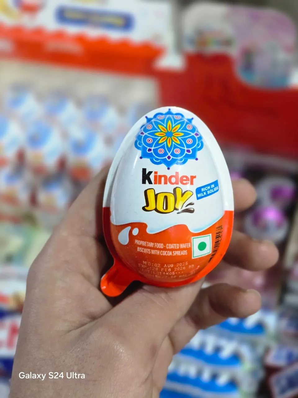 بيض كيندر