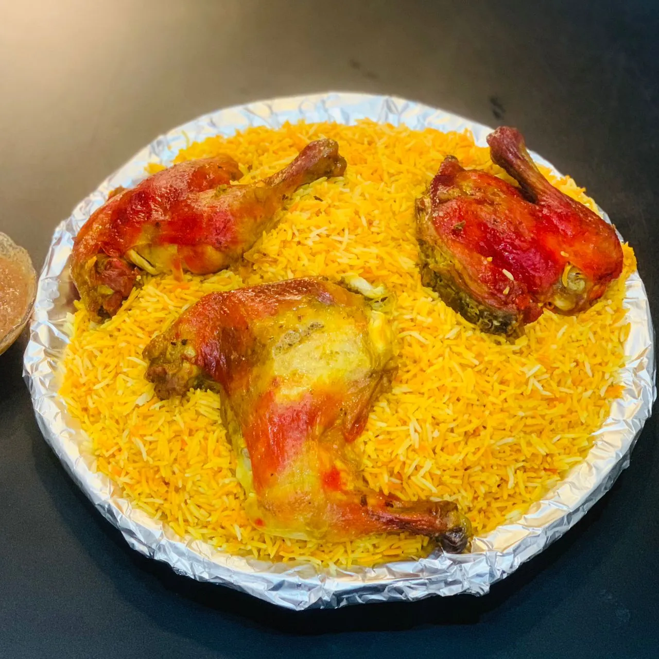 مندي ثلاث اشخاص