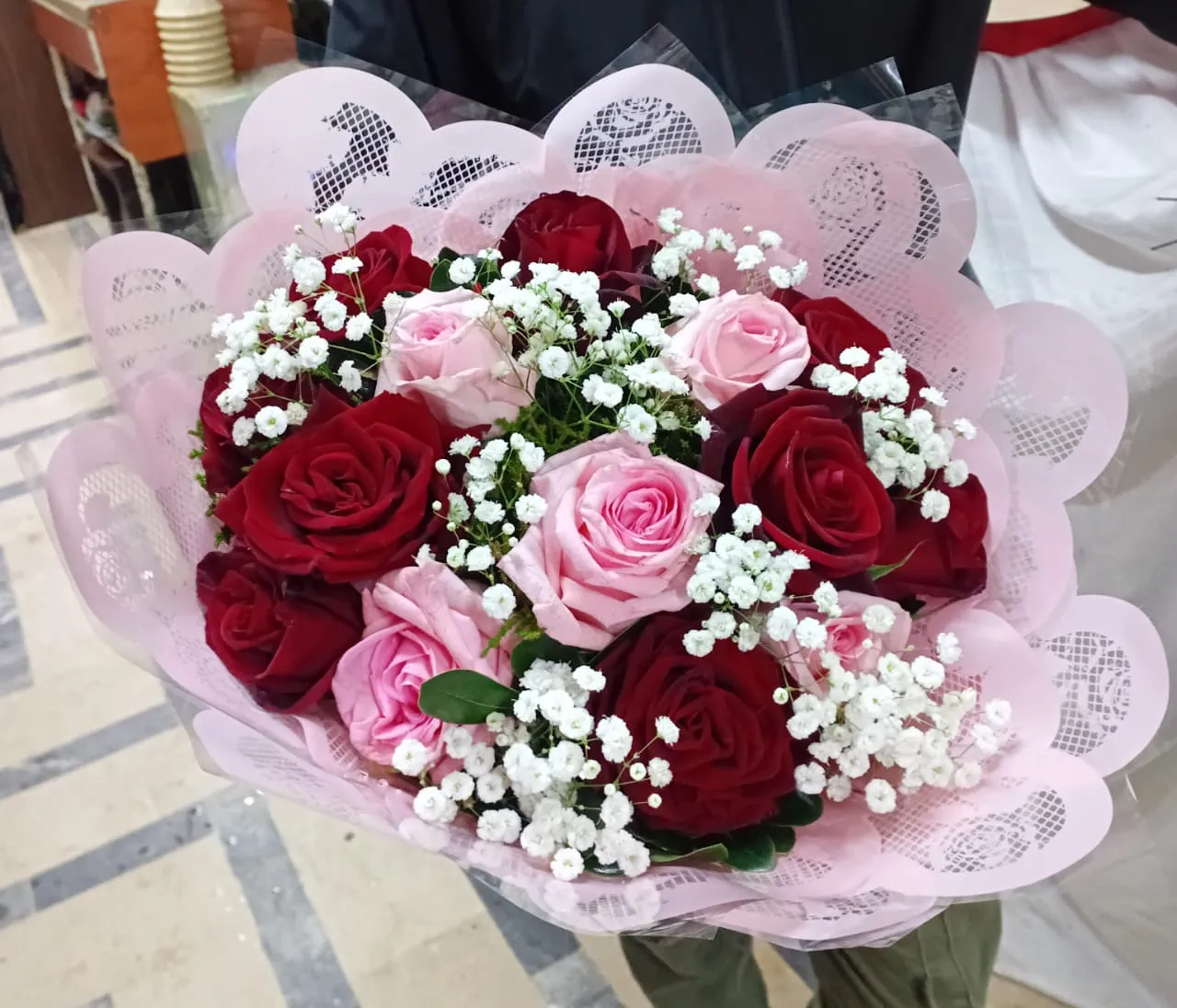 باقة ورد ٱحمر وزهري