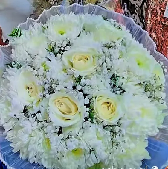 باقة ورد أبيض مع كريز