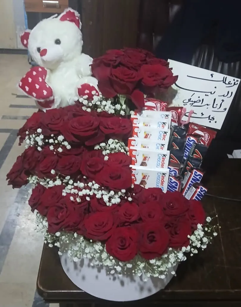 بوكس دائري ورد أحمر