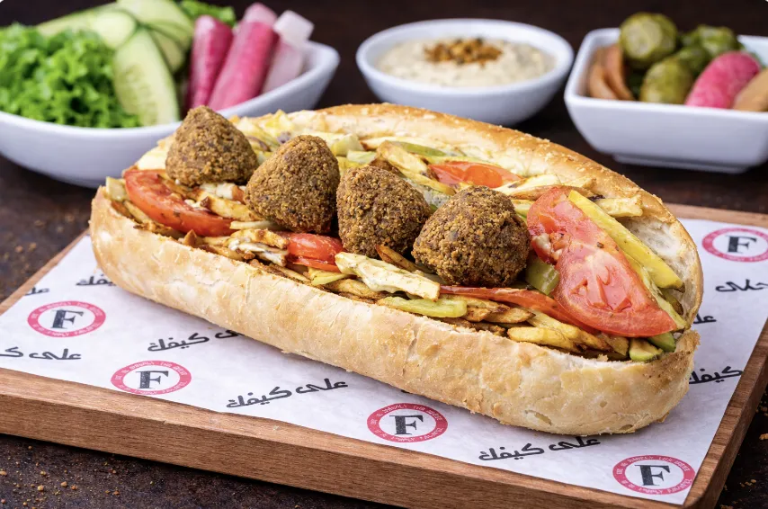 سندويشة فلافل و بطاطا سمون
