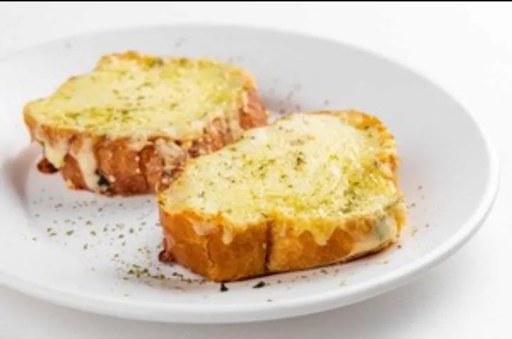 خبز مع الثوم والموزريلا