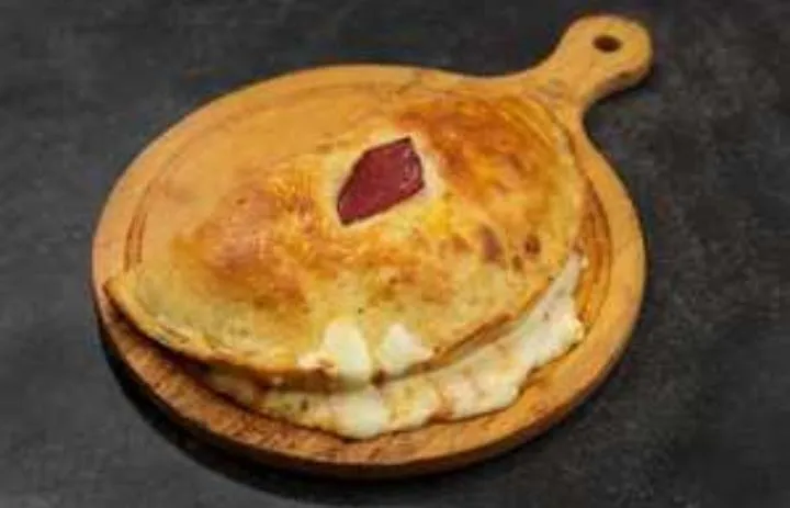 بيتزا كاليزوني سلامي