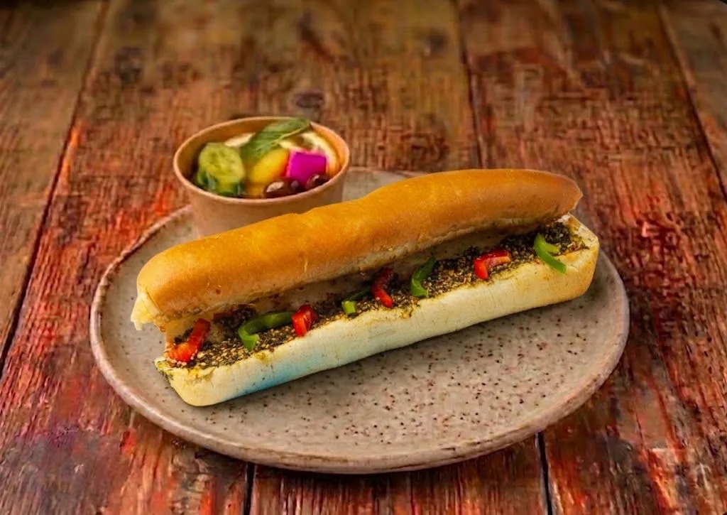 ساندويش زعتر مع خضار