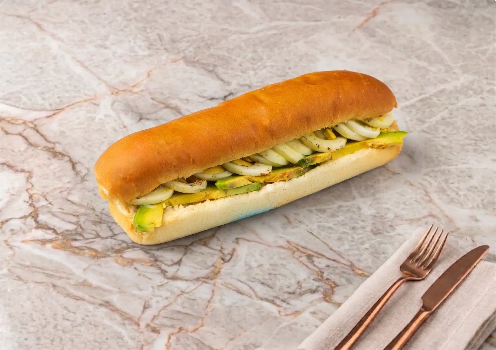 ساندويش بيض مع افوكادو