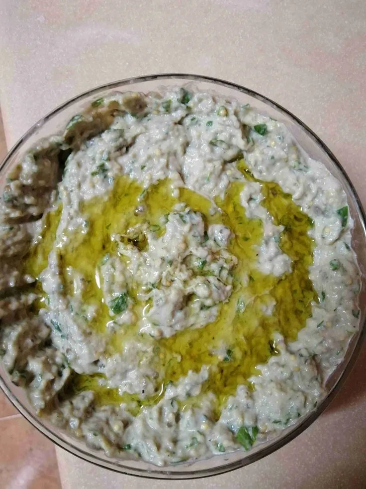 باذنجان بزيت وتوم