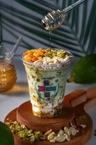 افوكادو بالعسل والقشطة والمكسرات