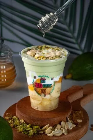 افوكادو بالعسل والقشطة والمكسرات والفواكه