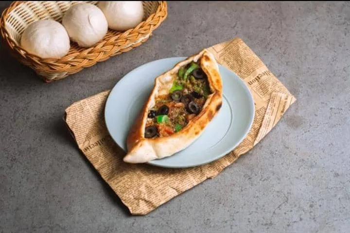 منقوشة زعتر بخضرة وزيتون